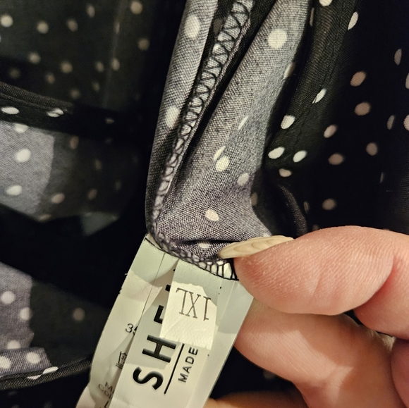 1xl polka dot v neck crop top - Picture 2 of 2